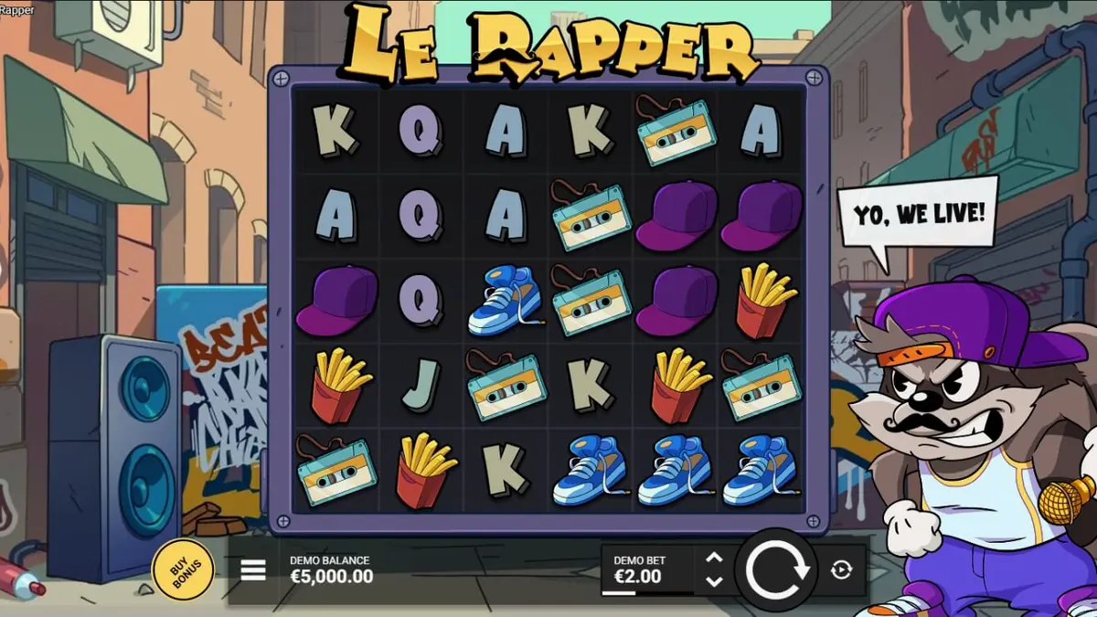 Smokey the Raccoon dalam game slot Le Rapper dengan latar belakang studio hip-hop.